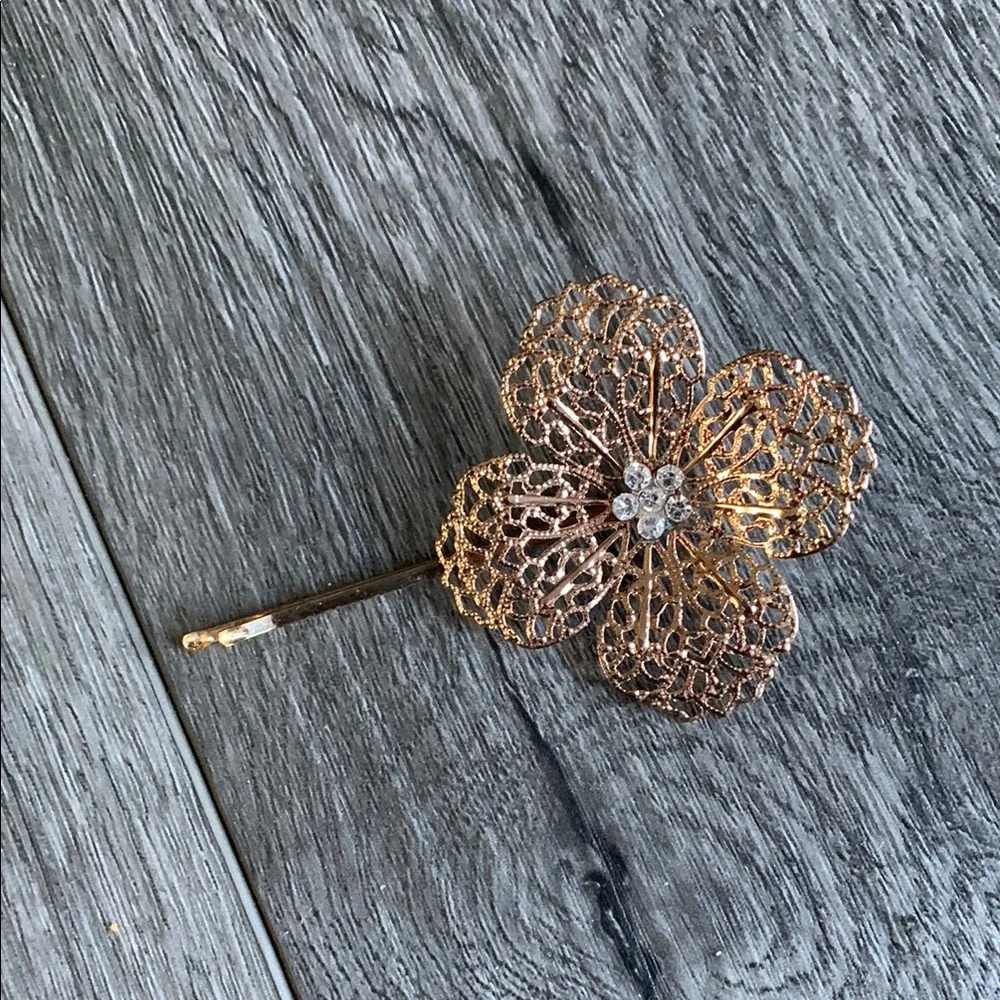 Vintage Flower pin with gems - Picture 1 of 3